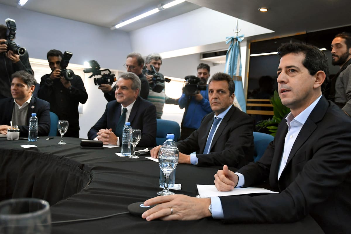 El ministro de Economía y precandidato presidencial por Unión por la Patria (UxP), Sergio Massa, se reune con los gobernadores del oficialismo, en un encuentro del que participarán también su compañero de fórmula, el jefe de Gabinete, Agustín Rossi; y el ministro del Interior y precandidato a senador por la provincia de Buenos Aires, Eduardo "Wado" de Pedro.
