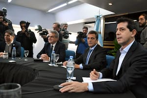 El ministro de Economía y precandidato presidencial por Unión por la Patria (UxP), Sergio Massa, se reune con los gobernadores del oficialismo, en un encuentro del que participarán también su compañero de fórmula, el jefe de Gabinete, Agustín Rossi; y el ministro del Interior y precandidato a senador por la provincia de Buenos Aires, Eduardo "Wado" de Pedro.
