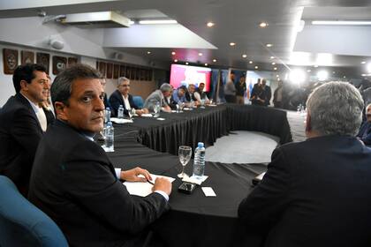 El ministro de Economía y precandidato presidencial por Unión por la Patria (UP), Sergio Massa, en su último encuentro con los gobernadores del oficialismo el CFI