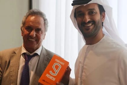 El ministro de Turismo de Emiratos Árabes recibió la yerba como obsequio en Dubái