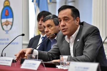 El ministro de Educación, Alejandro Finocchiaro, pidió acortar las carreras
