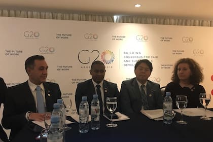 El ministro de Educación de la Nación, Alejandro Finocchiaro, con sus pares del G20