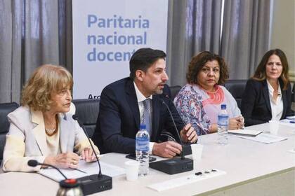 El ministro de Educación, Nicolás Trotta, se reunirá mañana con los cinco gremios de alcance nacional para cerrar el trato