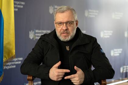 El ministro de Energía ucraniano, Herman Halushchenko, habla en entrevista con The Associated Press en Kiev, Ucrania, martes 11 de abril de 2023. (AP Foto/Efrem Lukatsky)