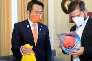 El ministro de Estado para Asuntos Exteriores de Japón y el presidente electo de Chile