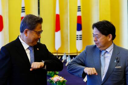 El ministro de Exteriores de Corea del Sur, Park Jin (izq) y su contraparte japonés, Yoshimasa Hayashi, en Tokio el 18 de julio 2022