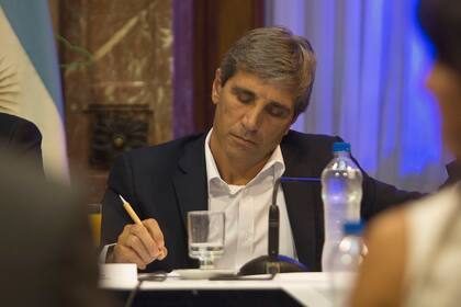 El ministro de Finanzas, Luis Caputo, ayer, en la Bicameral de Seguimiento y Control de la Deuda Externa, para informar sobre el manejo de la deuda externa y, sobre todo, su participacion en el circuito offshore por la tenencia de cuentas en paraísos fiscales