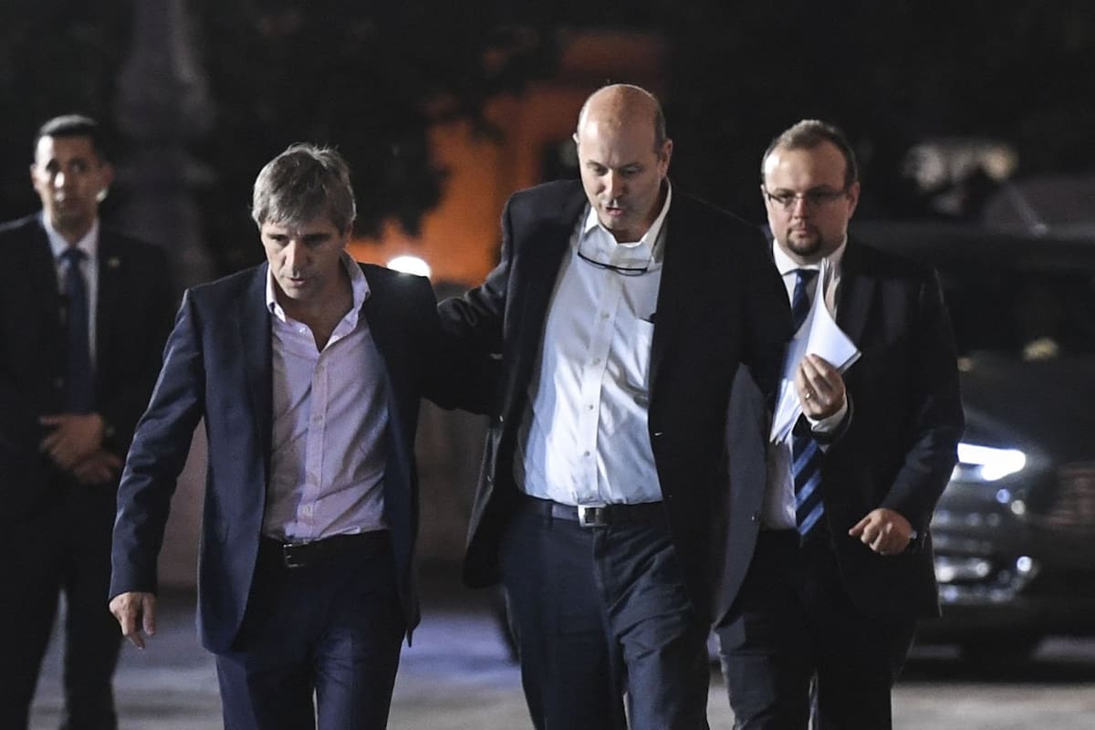 El ministro de Finanzas, Nicolás Caputo, y el titular del Banco Central, Federico Sturzenegger, al salir de la Casa Rosada