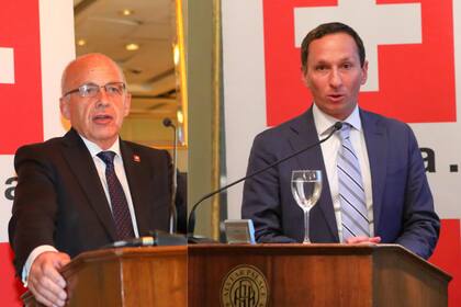 El ministro de Finanzas suizo, Ueli Maurer, junto a Karamanian en una reunión del G-20 en Buenos Aires