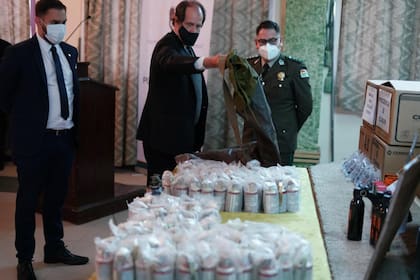 El ministro de Gobierno de Bolivia, Eduardo del Castillo, exhibió las municiones encontradas en los depósitos de la policía que corresponderían al envío de material por parte gobierno de Mauricio Macri