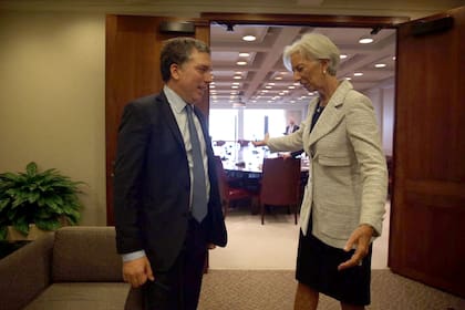El ministro de Hacienda de Argentina, Nicolás Dujovne es recibido por la titular del FMI, Christine Lagarde en Washington, 10 de mayo 2018