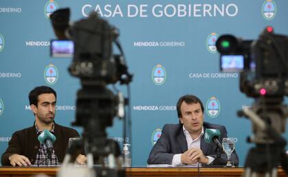 El ministro de Hacienda, Lisandro Nieri (derecha), junto al titular de la Agencia de Financiamiento para el Desarrollo de Mendoza, Víctor Fayad, durante el anuncio de esta semana.