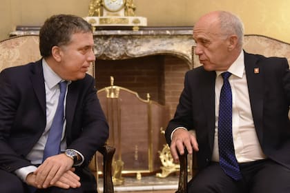 El ministro de Hacienda, Nicolás Dujovne, conversa con su par suizo, Ueli Maurer