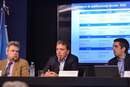 El ministro de Hacienda, Nicolás Dujovne, , Nicolás Dujovne , durante una conferencia de prensa en el Palacio de Hacienda, en la que estuvo acompañado por el viceministro Sebastián Galiani y el secretario de Hacienda, Rodrigo Pena