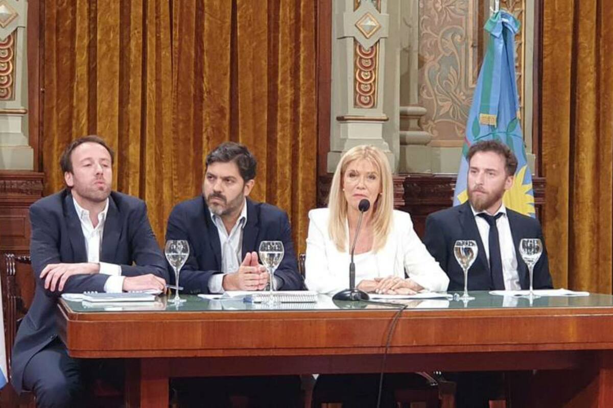 El ministro de Hacienda, Pablo López; el jefe de gabinete, Carlos Bianco; la vicegobernadora Verónica Magario y el presidente de la Cámara de Diputados bonaerense, Federico Otermin
