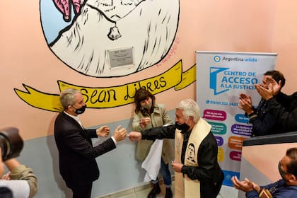 El ministro de Justicia bonaerense, Julio Alak, y la funcionaria Gabriela Carpineti durante la reapertura del centro de acceso a la justicia "Padre Bachi", en La Matanza