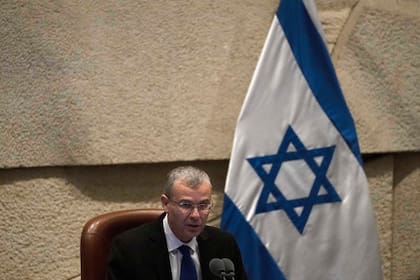 El ministro de Justicia israelí, Yariv Levin, habla con los legisladores en el Parlamento de Israel, en Jerusalén, el martes 13 de diciembre de 2022. (AP Foto/ Maya Alleruzzo, Archivo)