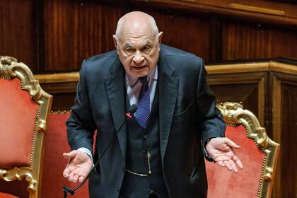 El ministro de Justicia italiano, Carlo Nordio, se dirige al Senado durante el informe sobre la administración de justicia, en Roma, el 22 de enero de 2025. (Roberto Monaldo//LaPresse via AP)