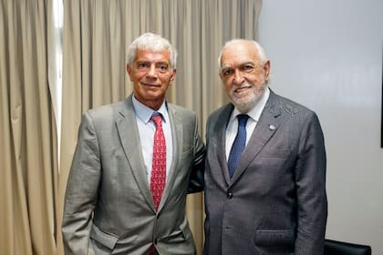 El ministro de Justicia, Mariano Cúneo Libarona, uno de los firmantes del decreto, junto al presidente del Colegio de la Abogacía, Ricardo Gil Lavedra.