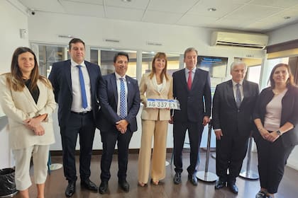 El ministro de Justicia Martín Soria, la directora de los registros de propiedad del automotor María Eugenia Doro Urquiza y el presidente de Acara, Sebastián Beato, con representantes del proceso de digitalización de la inscripción de vehículos
