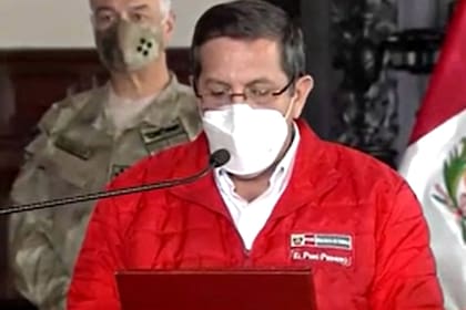 El ministro de Justicia, rodeado de los altos mandos militares
