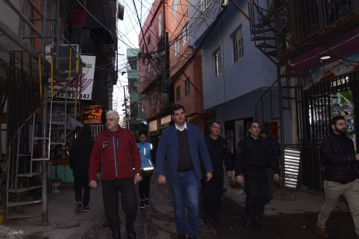 El ministro de Justicia y Seguridad porteño, Eugenio Burzaco, encabezó la clausura de un búnker de drogas en la villa 31