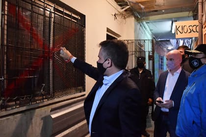 El ministro de Justicia y Seguridad porteño, Marcelo D'Alessandro, marcó la vivienda usada como puesto de venta de drogas en la villa Zavaleta; el lugar fue clausurado