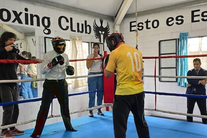 El ministro de la Corte Carlos Rosenkrantz, en el ring con uno de los internos de la U48 que participa de los programas de la Fundación Espartanos