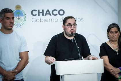 El ministro de Planificación de Chaco, Santiago Pérez Pons, en conferencia de prensa junto a los diputados oficialistas Nicolás Slimel y Teresa Cubells
