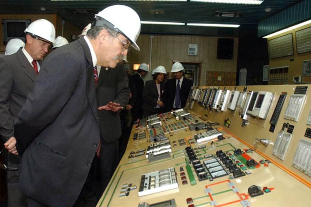 El ministro de Planificación Federal, Julio De Vido, durante el recorrido por la central térmica de San Nicolás