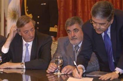 El ministro de Planificación, Julio de Vido, junto a el gobernador de Chubut, Mario das Neves y el presidente Néstor Kirchner