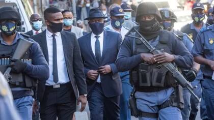 El ministro de Policía Bheki Cele, en el centro, ha dicho que abordar el secuestro es una prioridad