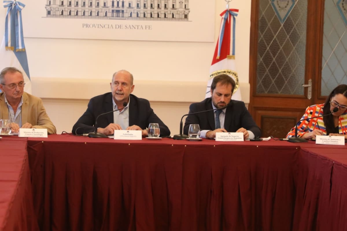 El ministro de Producción de Santa Fe, Daniel Costamagna; el gobernador Omar Perotti; el agregado de Negocios de la Unión Europea en la Argentina, Enrico Prezio, y la ministra de Ambiente y Cambio Climático, Erika Gonnet, durante el lanzamiento del proyecto