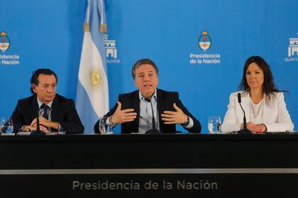 El ministro de Producción y Trabajo, Dante Sica, el ministro de Hacienda y Finanzas, Nicolás Dujovne y la ministra de Salud y Desarrollo Social, Carolina Stanley