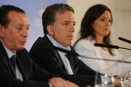 El ministro de Producción y Trabajo, Dante Sica, el ministro de Hacienda y Finanzas, Nicolás Dujovne y la ministra de Salud y Desarrollo Social, Carolina Stanley