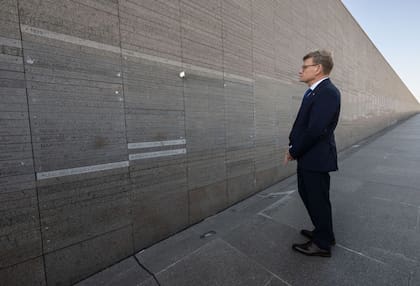 El ministro de Relaciones Exteriores de Alemania, Johann Wadephul, en el Parque de la Memoria, donde se inscriben los nombres de los desaparecidos durante la última dictadura
