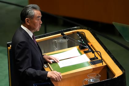 El ministro de Relaciones Exteriores de China, Wang Yi, ofrece un discurso en la 79na sesión de la Asamblea General de Naciones Unidas, el sábado 28 de septiembre de 2024. (AP Foto/Pamela Smith)