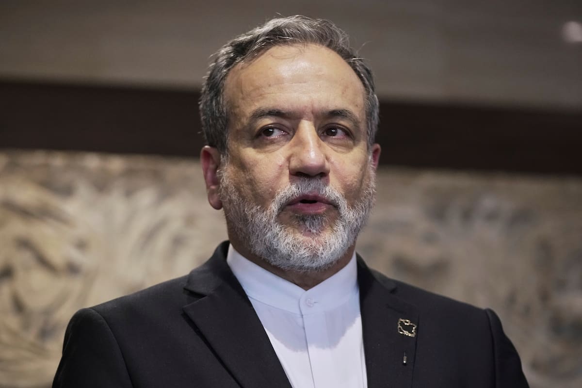 El ministro de Relaciones Exteriores de Irán, Abbas Araghchi, habla con periodistas el 3 de junio de 2025, en Beirut. (AP Foto/Hassan Ammar, Archivo)