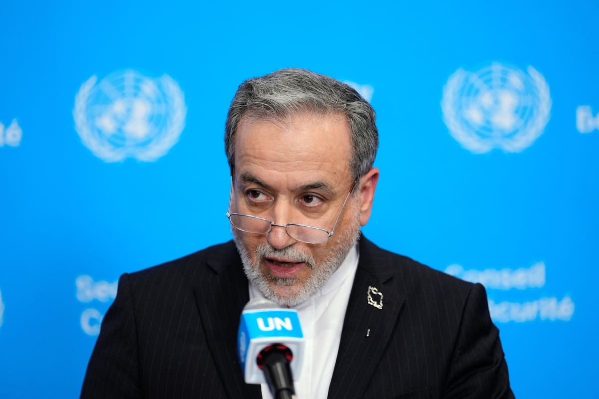 El ministro de Relaciones Exteriores de Irán, Abbas Araghchi, habla con los medios de comunicación d