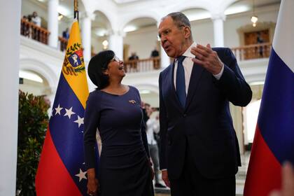 El ministro de Relaciones Exteriores de Rusia, Serguéi Lavrov, se reúne con la vicepresidenta venezolana Delcy Rodríguez en el Ministerio de Relaciones Exteriores en Caracas, Venezuela, el martes 20 de febrero de 2024
