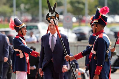El ministro de Relaciones Exteriores de Rusia Serguéi Lavrov llega a Brasilia el 17 de abril de 2023.
