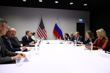 El ministro de Relaciones Exteriores de Rusia, Sergei Lavrov, y el secretario de Estado de Estados Unidos, Antony Blinken, celebran una reunión en la Sala de Conciertos Harpa en Reykjavik, Islandia al margen de la cumbre ministerial del Consejo Ártico