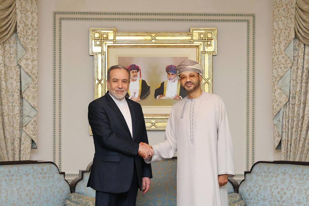 El ministro de Relaciones Exteriores omaní, Badr bin Hamad Al Busaidii, y el ministro de Relaciones Exteriores iraní, Abás Araqchi, en el encuentro mantenido en Mascate, Omán, el 6 de febrero de 2025