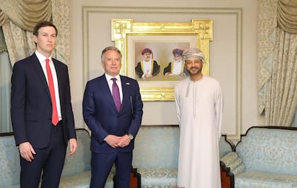 El ministro de Relaciones Exteriores omaní se reúne con Steve Witkoff y Jared Kushner en Mascate, Omán, el 6 de febrero de 2026