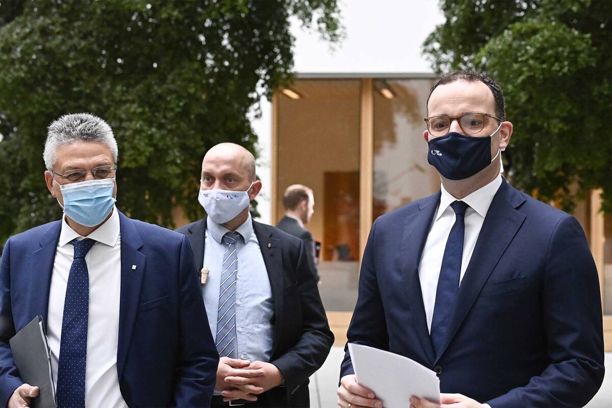 El ministro de Salud alemán, Jens Spahn (derecha), y el presidente del Instituto Robert Koch (RKI) de Alemania, Lothar Wieler (izquierda) antes de comenzar la conferencia de prensa