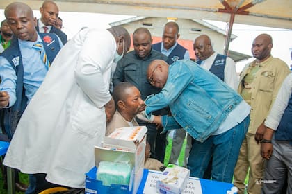 El ministro de Salud de la República Democrática del Congo, Roger Kamba, administra una vacuna contra el ébola a un trabajador sanitario, el jueves 27 de agosto de 2026