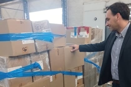 El ministro de Salud de Mendoza, Rodolfo Montero, presenció la llegada del primer lote de medicamentos comprados a India a valores que oscilan entre 45% y 40% más baratos que en el mercado argentino