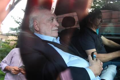 El ministro de salud Ginés Gonzalez García ingresa a la quinta de Olivos para la reunión con el presidente Alberto Fernandez, en el marco de la crisis por el coronavirus
