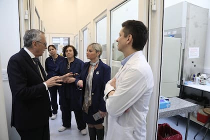 El ministro de Salud Mario Lugones junto a los investigadores de Anlis Malbrán