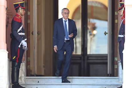 El ministro de Salud, Mario Lugones, sale de la Casa Rosada